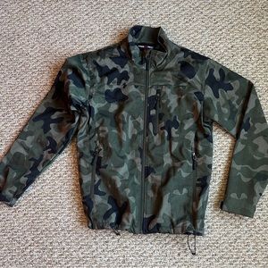 Men’s Small Camo Free Tech Water and Wind Resistant Soft Shell Zip Up Jacket